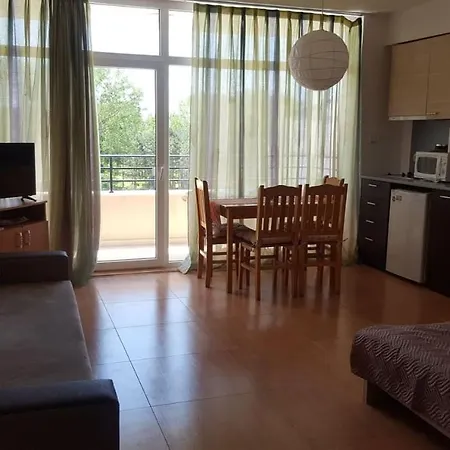 Апартамент Grand Kameliq